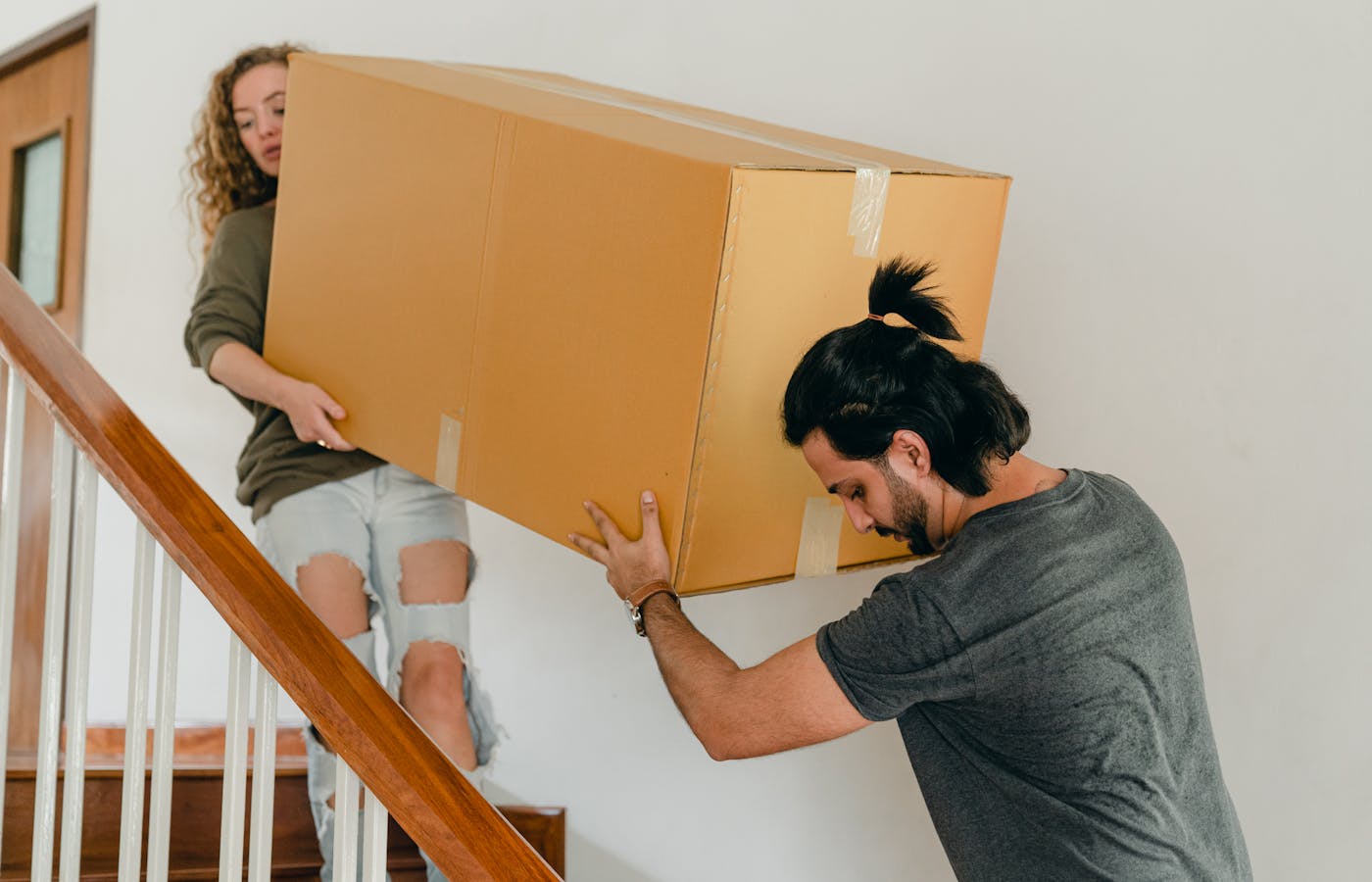 Räumung-33 – Mitarbeiter tragen Möbel aus einem Wohnhaus